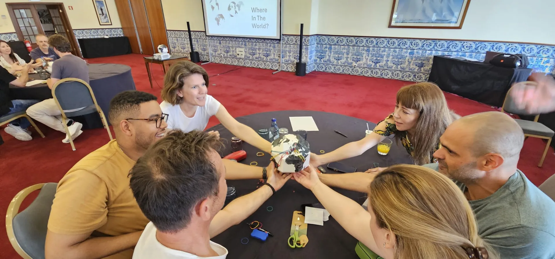 Participantes de Where in The World trabajando en equipo
