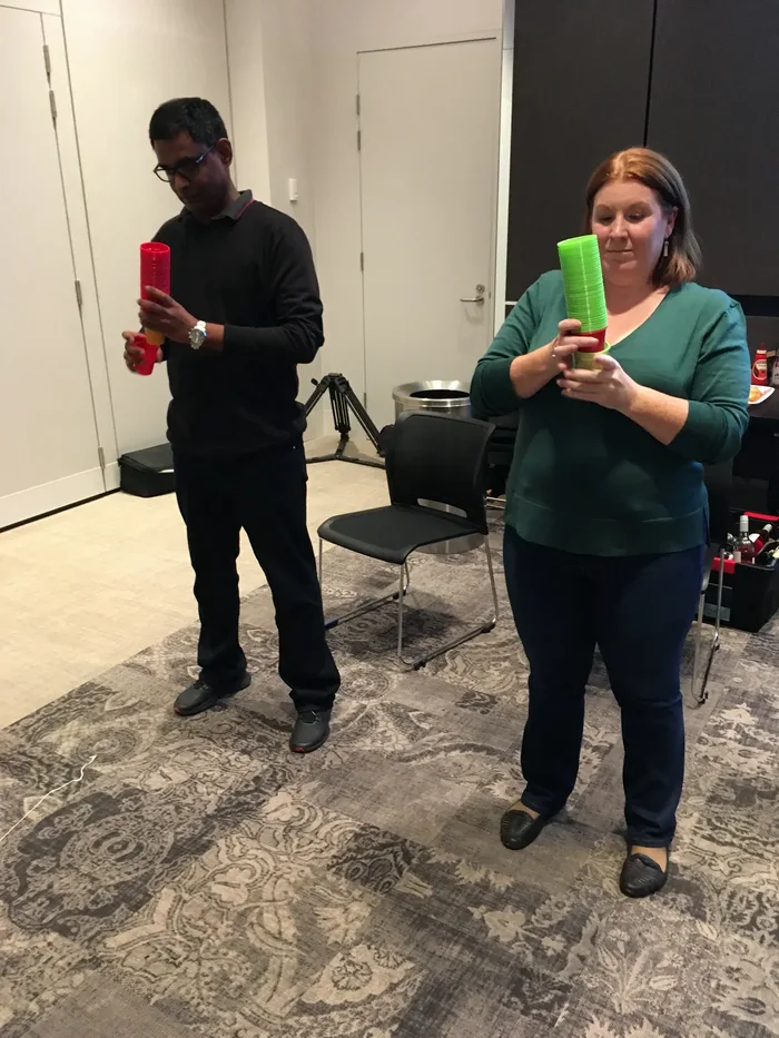 Participantes de Win it in a minute - Online trabajando en equipo