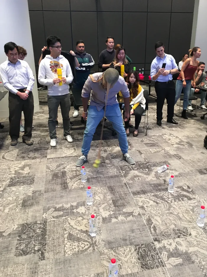 Colaboradores en plena dinámica de Win it in a minute - Online