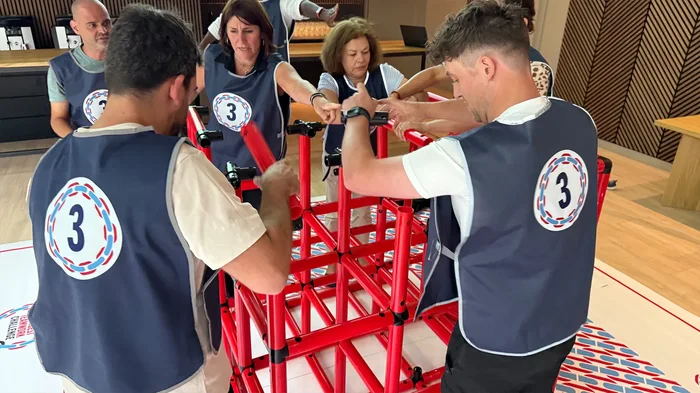 Equipo corporativo durante Worlds Strongest Team, actividad de integración