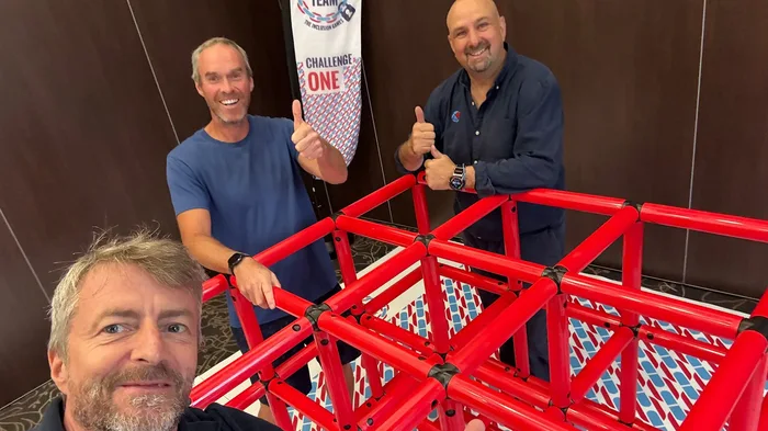Participantes de Worlds Strongest Team trabajando en equipo