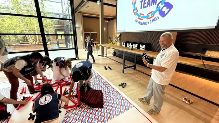 Colaboradores en plena dinámica de Worlds Strongest Team